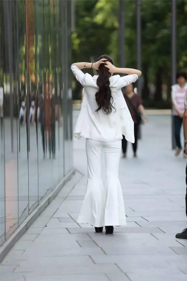 吊带连衣裙|长发飘飘的小姐姐,穿一袭吊带连衣裙,十分飘逸