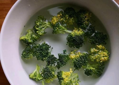 鸡蛋饼|侄子最爱吃早餐饼,每周三次,补钙促发育,16岁身高185,了解下