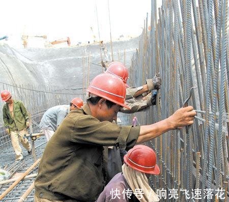 啤酒|为什么有的工人,午餐和晚餐喜欢配一瓶啤酒得知原因,有点无奈!