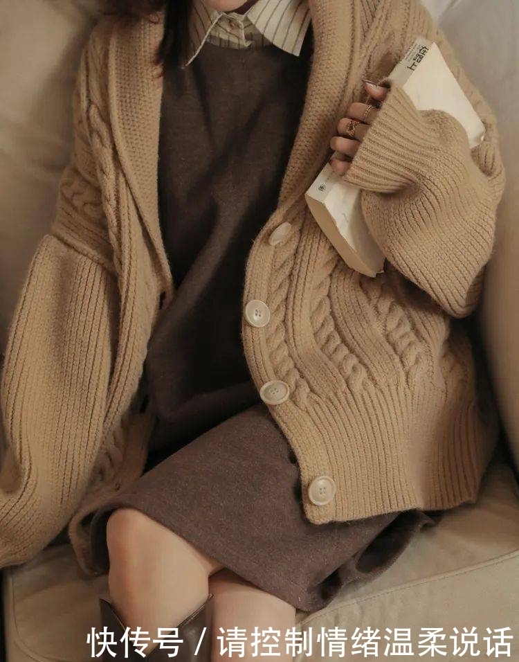 2021年第一套绝美气质穿搭:丝绒裙+毛衣!!!