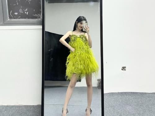 鞠婧祎排练时不停笑场，惹得节目没法正常进行，高卿尘一个眼神说明问题