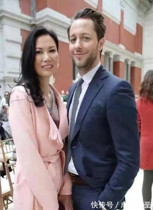 穿法 邓文迪这次穿搭太成功,浅粉大衣内搭碎花裙,显白显瘦哪像52岁