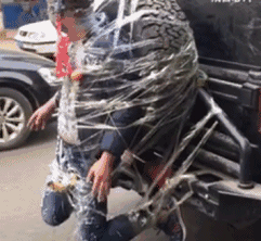 |搞笑GIF:下大雨的时候我们全班男生只需要一把伞就够了,你信不?