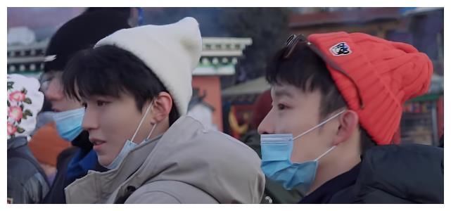 王俊凯朝车外比心,对面人大有来头,连董子健表情都变得微妙起来