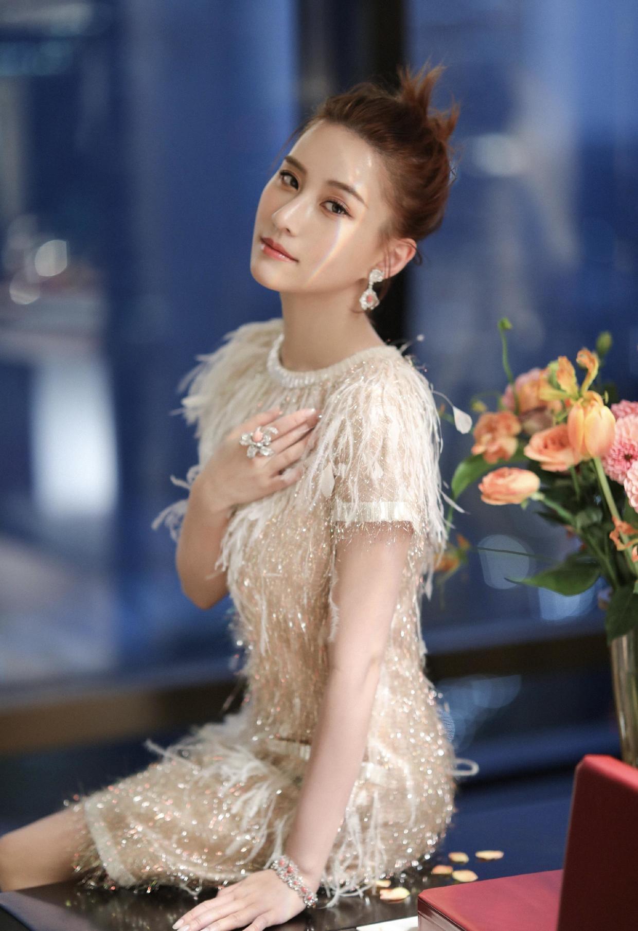 名媛|何超莲不愧是名媛,穿一袭白色流苏裙优雅如天鹅,太有千金气质