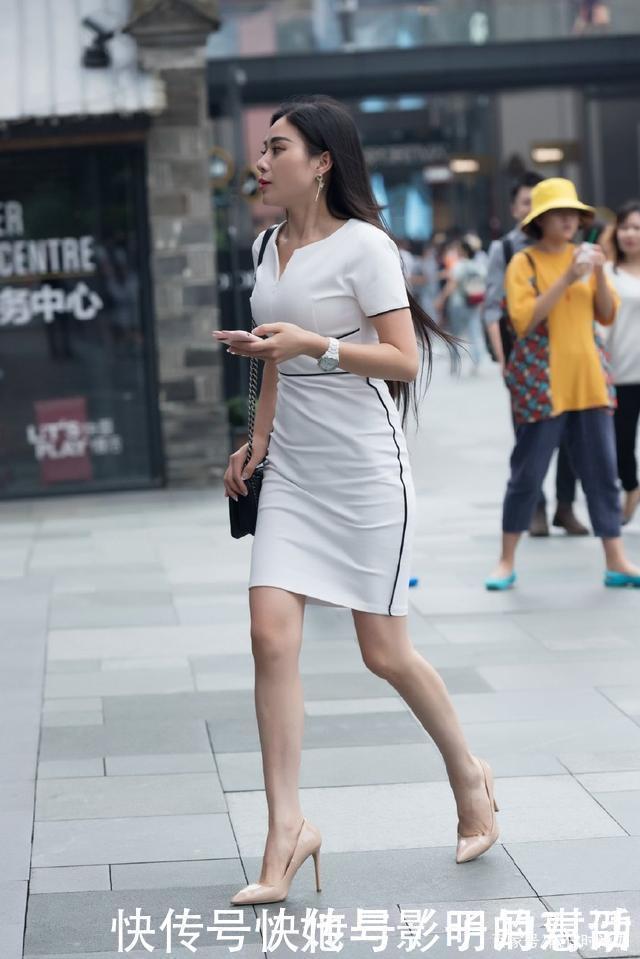秋天|时尚修身的小V领连衣裙,搭配一双肉色高跟鞋,轻松显高又显瘦!