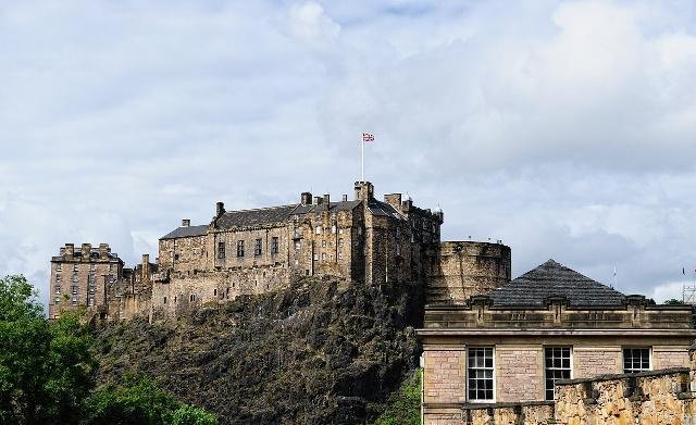 老年|爱丁堡城堡也是石头色，显得很旧很古老，感觉不到皇家的气派