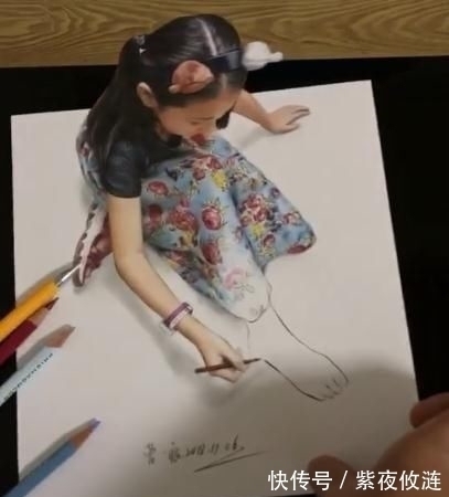 亲爱的&小女孩画画,画出了名,成品出来后满意极了
