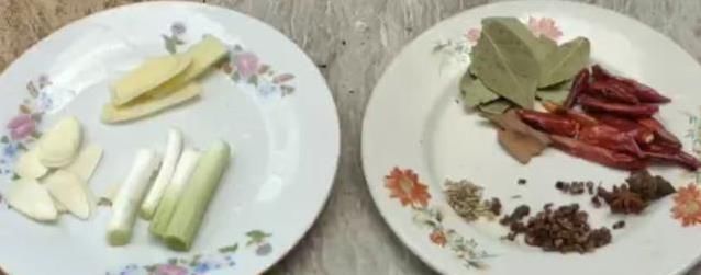 养颜|小伙在家烧着柴火做酱香猪蹄,好吃入味,养颜美容,看着都流口水