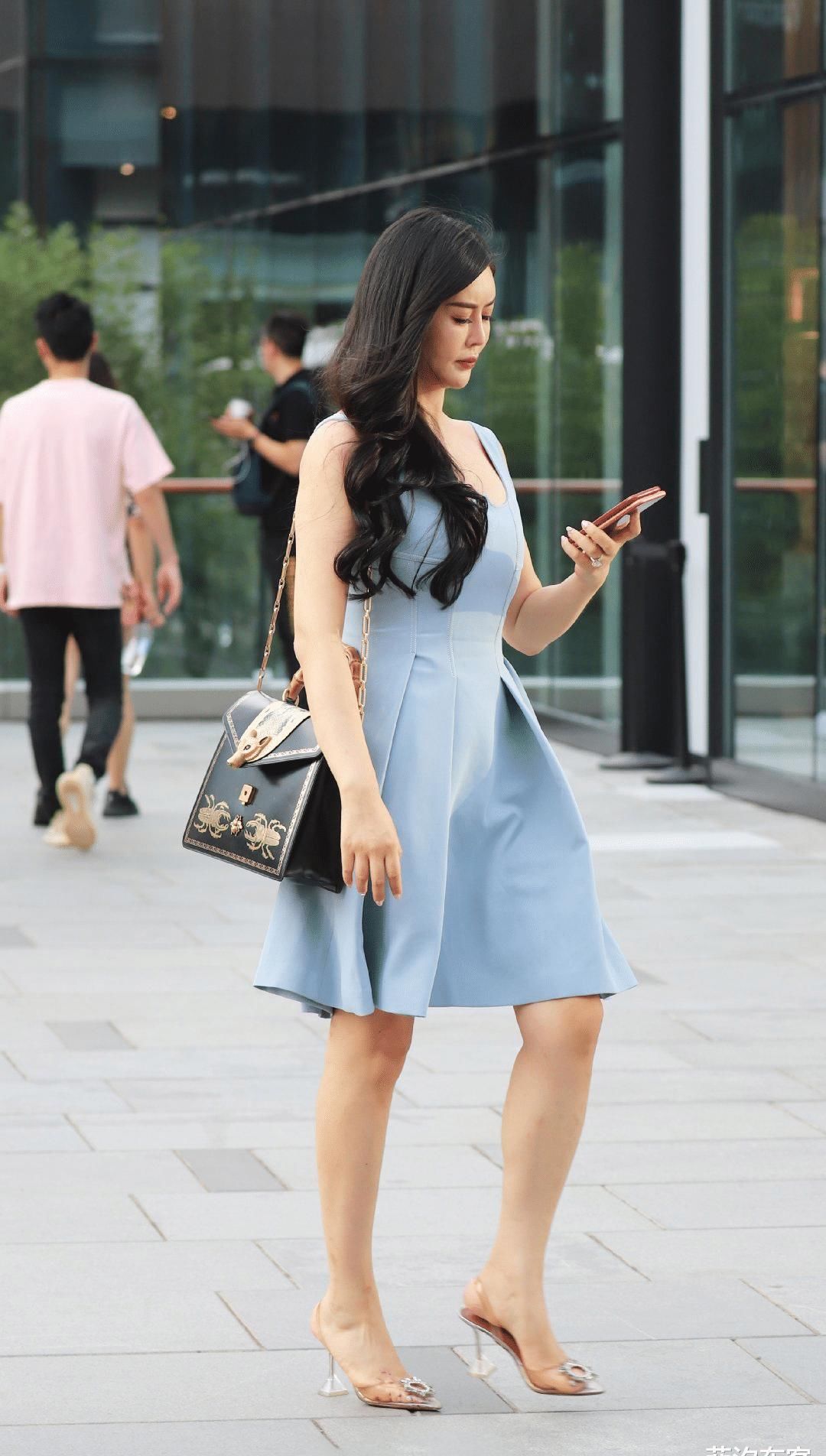 极简风的流行不是没根据，连衣裙要选择简洁大方的，优雅又时髦