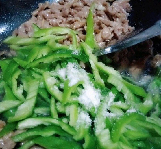 不管炒什么肉,直接用淀粉腌就错了,教你一招,肉质滑嫩不粘锅!