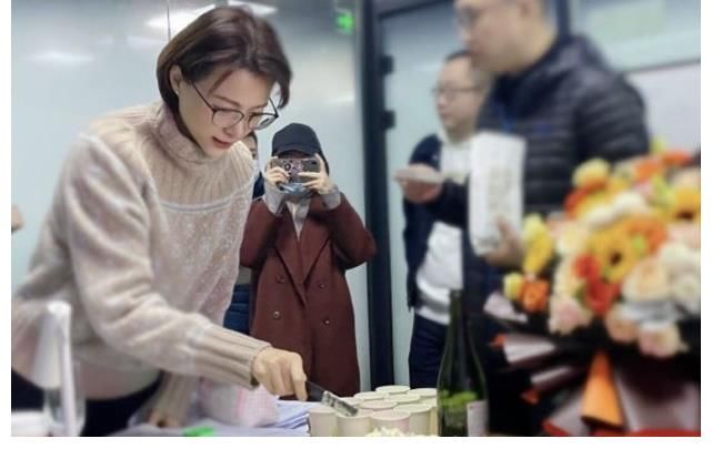 47岁董卿近照曝光,罕见爆出生活中的她,接地气,爱读书,网友喜爱