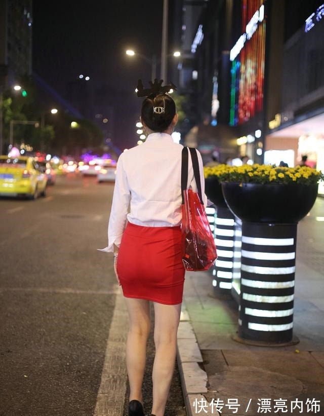 a495 两个刚下班的小姐姐，红色包臀裙与白色百褶裙，热情似火纯净如水！