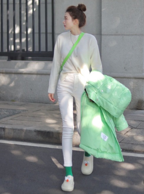 小姐姐|这才是潮人该有的穿搭,四种“亮色”羽绒服让你气质倍增,超洋气