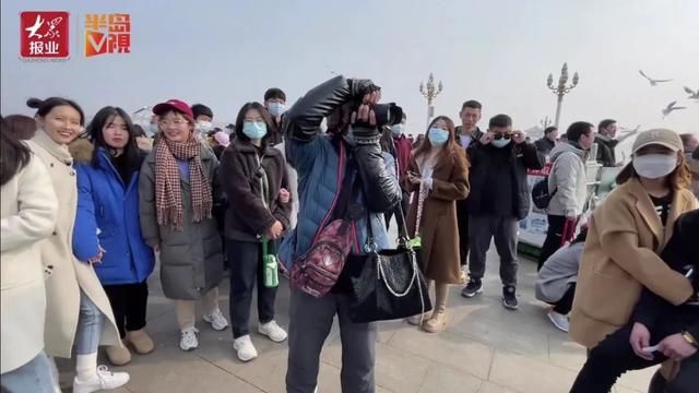 游客|青岛栈桥有位“23号大爷”，每天上百人排队找他拍照，外地网友：为了找他拍照我计划在青岛买套房