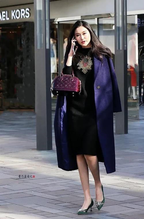 街拍：美女，用尖头细高跟添彩春装