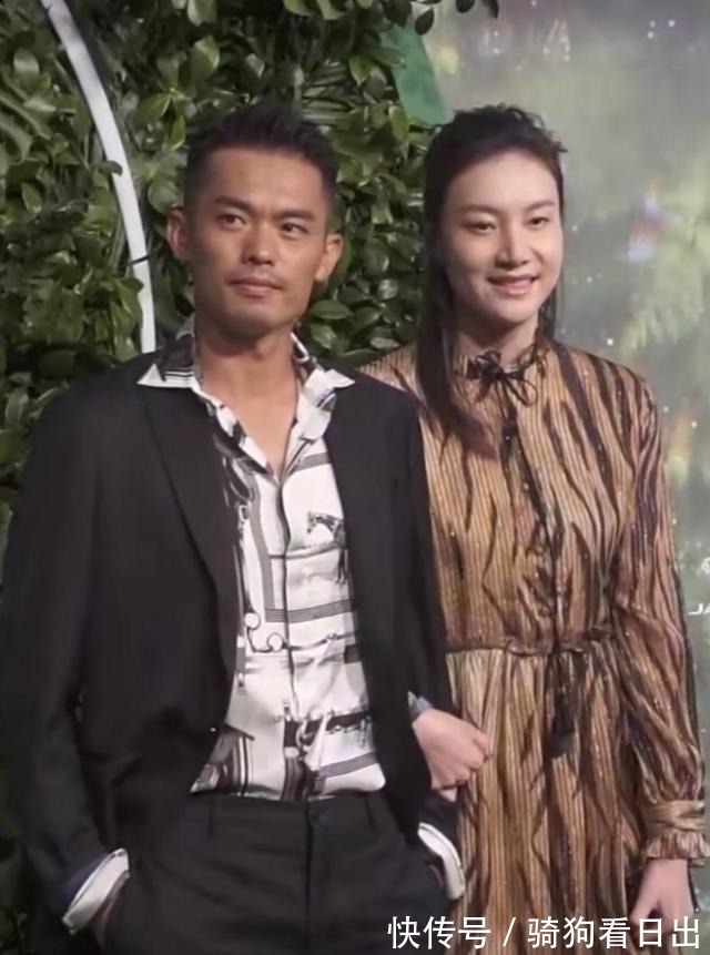 夫妻相|谢杏芳挽林丹胳膊现身,两口子都花衣服还挺有夫妻相,越看越登对!