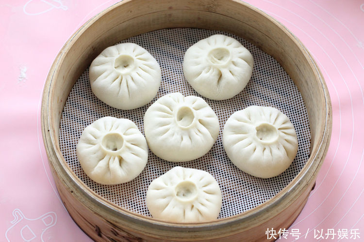 用东北特色菜蒸包子,味道倍儿鲜美,老公自己就能吃一屉,真服了