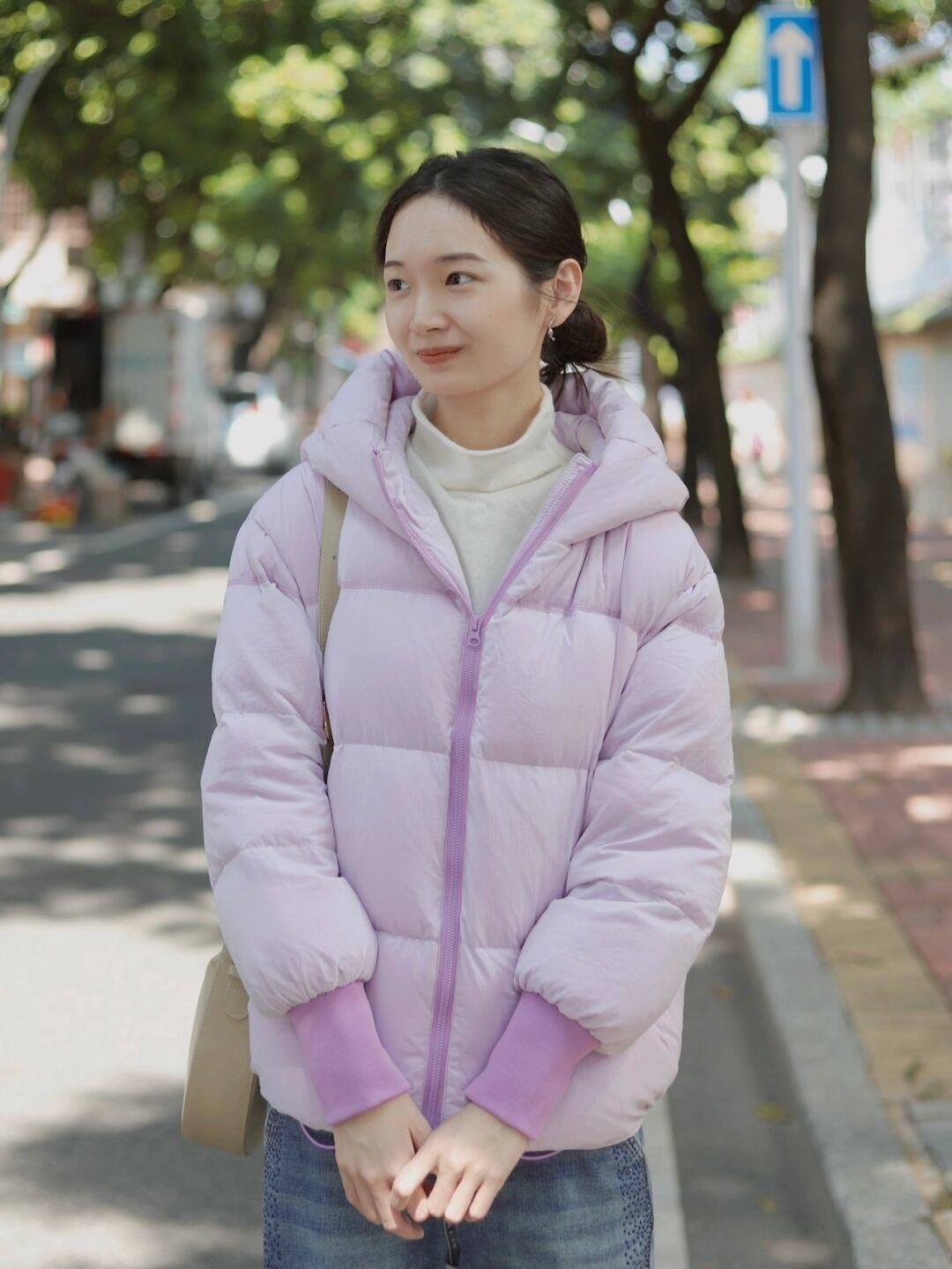 牛仔裤 普通女生也能够穿出时尚感,浅紫色短款羽绒服+怀旧感牛仔裤,干净又整洁!