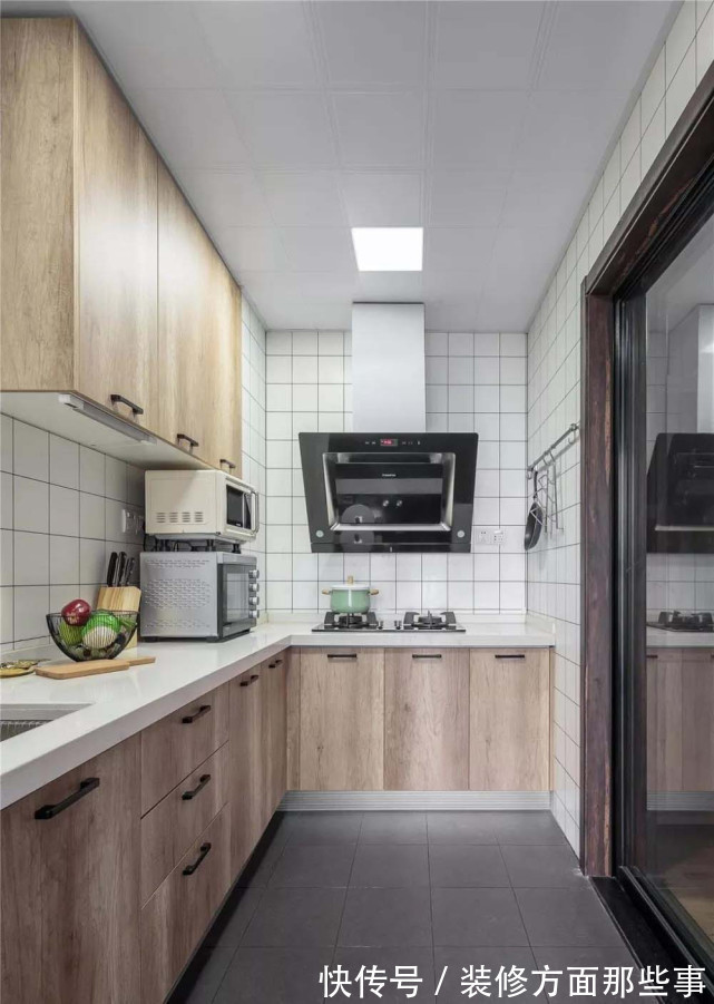 原木风|93平混搭风三居室,将原木风厨房融合到了设计中