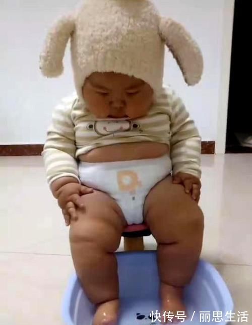 妈妈|“最灵活的胖宝宝”蹿红网络,洗脚的时候小脚乱颤,网友想要同款宝宝