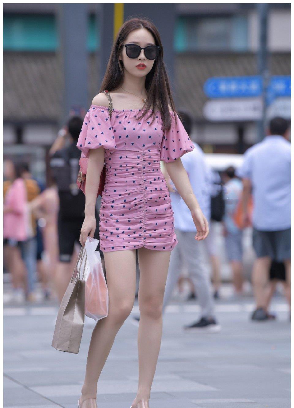 高跟鞋|年轻女孩的穿搭秘籍，波点连衣短裙+凉鞋，清爽时髦