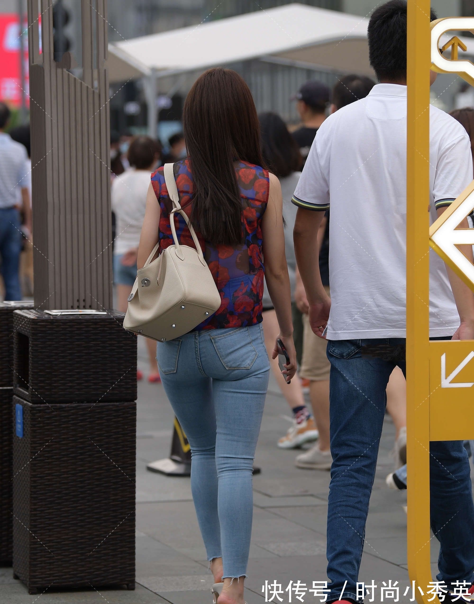 浅色 红色上衣搭配浅色牛仔裤,深浅交替的颜色搭配更有新鲜感