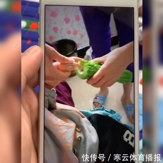 错颌畸形|为了不让宝宝吃手,爸爸想出的终极武器“苦瓜”,娃:万万没想到