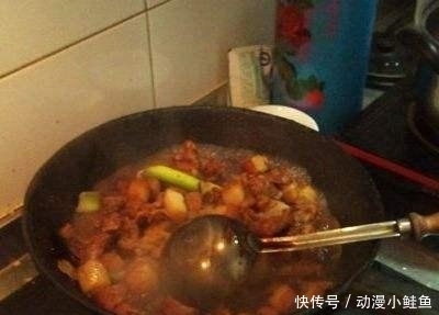 搞错|炒糖色, 到底用油炒还是用水炒, 好多人都搞错了, 难怪红烧肉发苦
