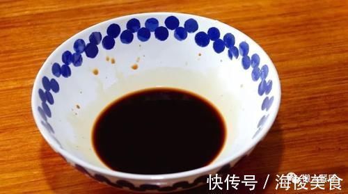 五花肉裹上淀粉糊，加一碗料汁炒，太下饭了，外皮想要更脆有窍门