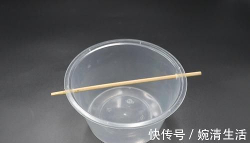 塑料打包盒上穿一根筷子,用途太棒了,解决了很多家庭困扰的烦恼