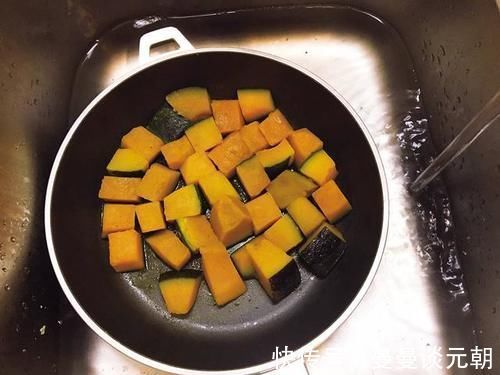 调味料|南瓜别再做南瓜饼了，这样做非常的好吃，一次2盘不够吃