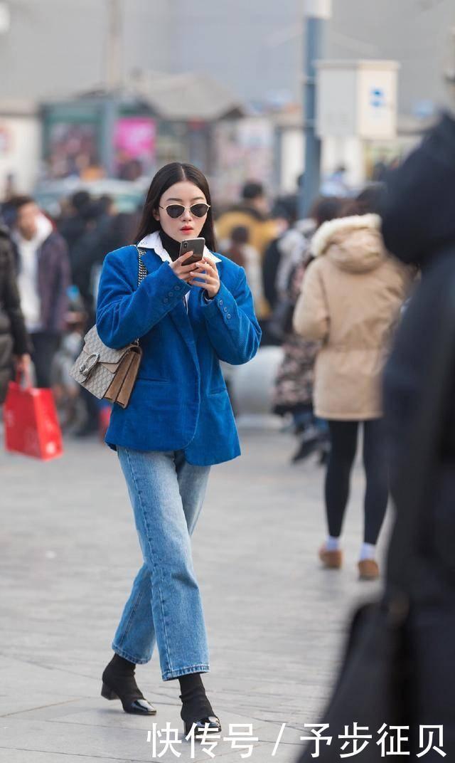 街拍小姐姐五官精致皮肤白皙,搭配紧身牛仔裤,绽放迷人魅力