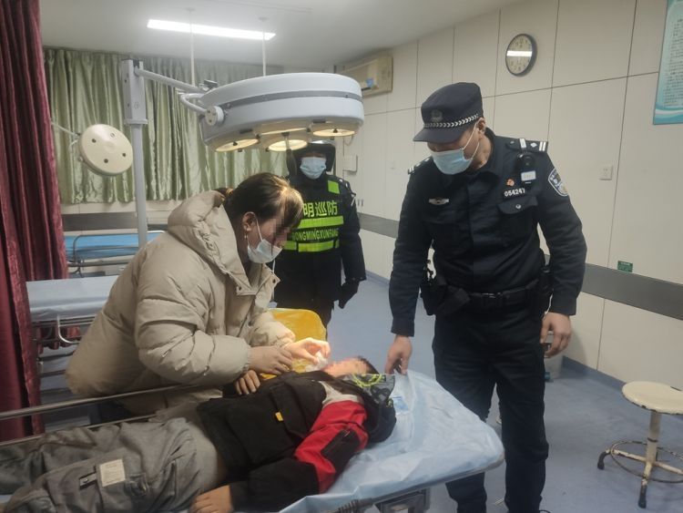 陈小凤|9岁男孩摔伤头部 民警开辟“绿色通道”护送就医