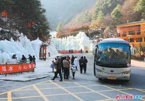 新春，积石山县大墩峡景区吸引了不少游客前来观赏游玩