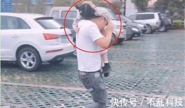 女儿|奶爸带娃遇大雨,挡雨的方式笑翻众人这爸爸实在是太不靠谱了