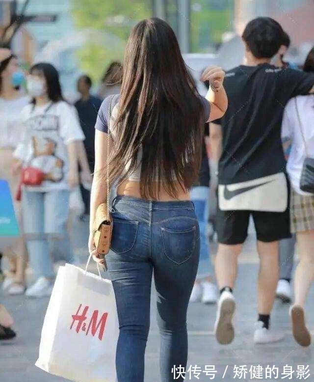 吊带裙|“葫芦”身材的蓝色打底裤美女,用心去搭配,非常迷人