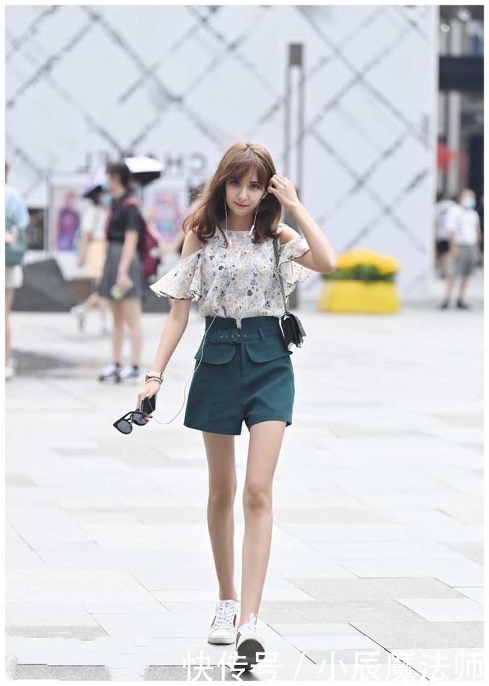 身材|路人街拍,一头靓丽的秀发,美女看起来很有运动潮人的感觉