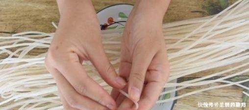 家里有粉条的,快用水泡5分钟,出现这种情况立马扔掉,千万别吃