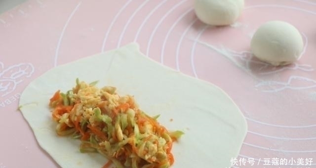 上桌|别蒸包子,教你懒人吃法,卷一卷8分钟出锅,早餐上桌准吃光
