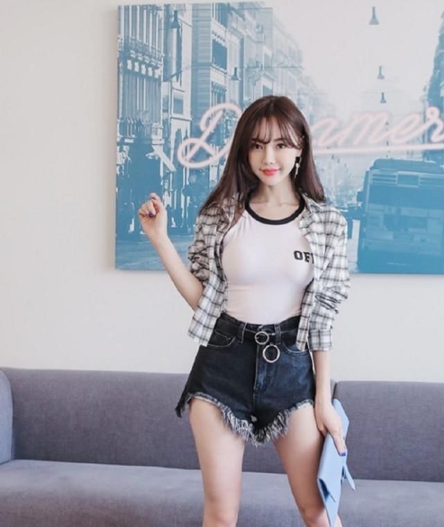短裤白鞋配格子衫,美女这么潮流是在哪学的