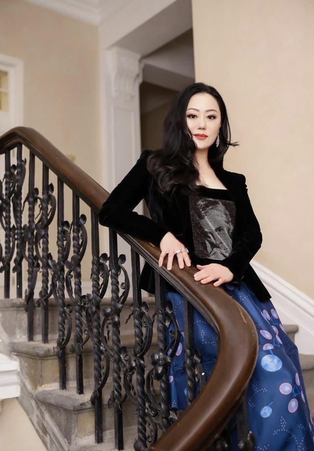 穿搭|章小蕙才是“人间富贵花”!穿香槟色亮钻长裙超有阔太气质,超美