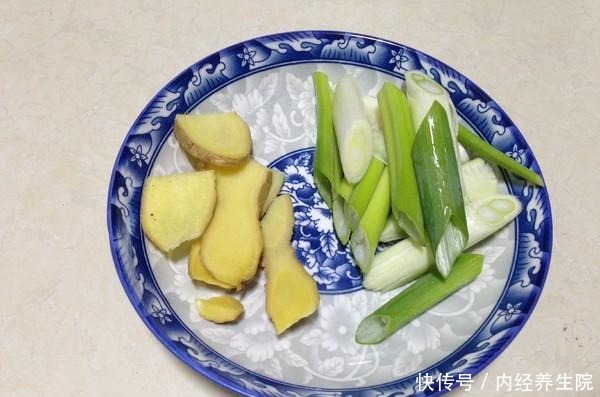 鱼刺卡在喉咙里,吞米饭喝醋都不行,教你这2招,鱼刺自己跑出来