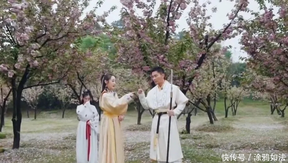 黄旭熙 《奔跑吧》太尴尬:黄旭熙叫错周也角色名,李纯跳樱花舞好违和