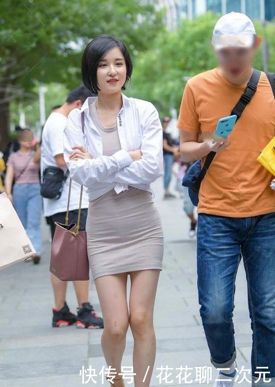 短裙|白色衬衫搭配修身短裙，比例极佳，时尚优雅。