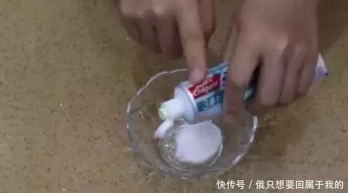 衣物|洗衣服时别只放洗衣液，多放一碗它，不用搓洗，衣服干净如新！