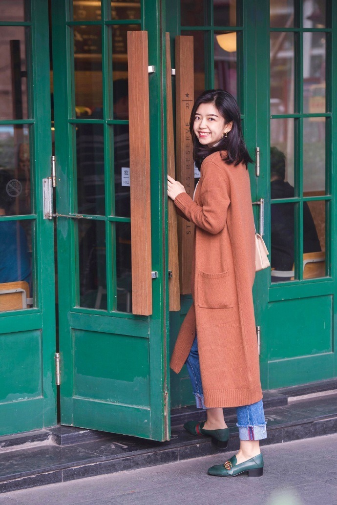 下半身 突然火了一种穿法叫“牛仔裤+乐福鞋”,时髦显瘦有气场,谁穿谁美