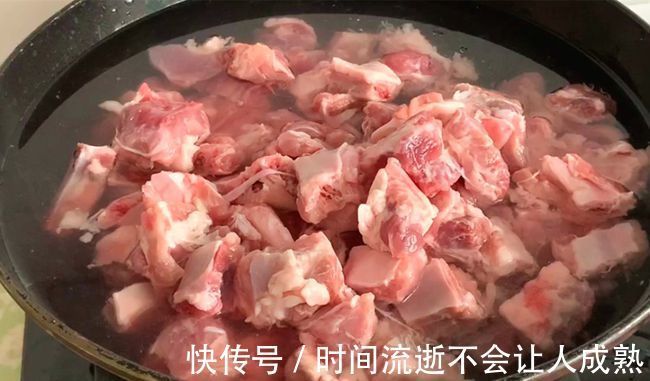 反复提醒,炖排骨时万万不要先焯水,牢记这2步,排骨鲜嫩无腥味