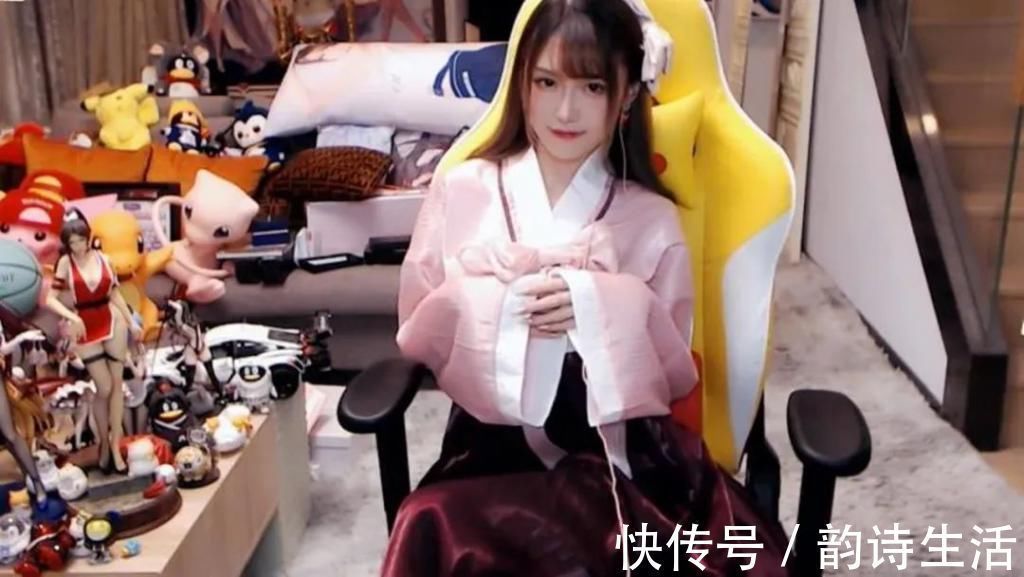 小错误|腐团儿COS绝美春姬,“蝴蝶结”比心美出新高度,却因1动作差点引来超管