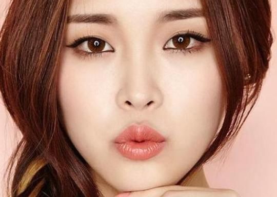 唇部 女人再懒也要会“涂口红”,别傻傻抿嘴唇了,难怪沾杯掉色!